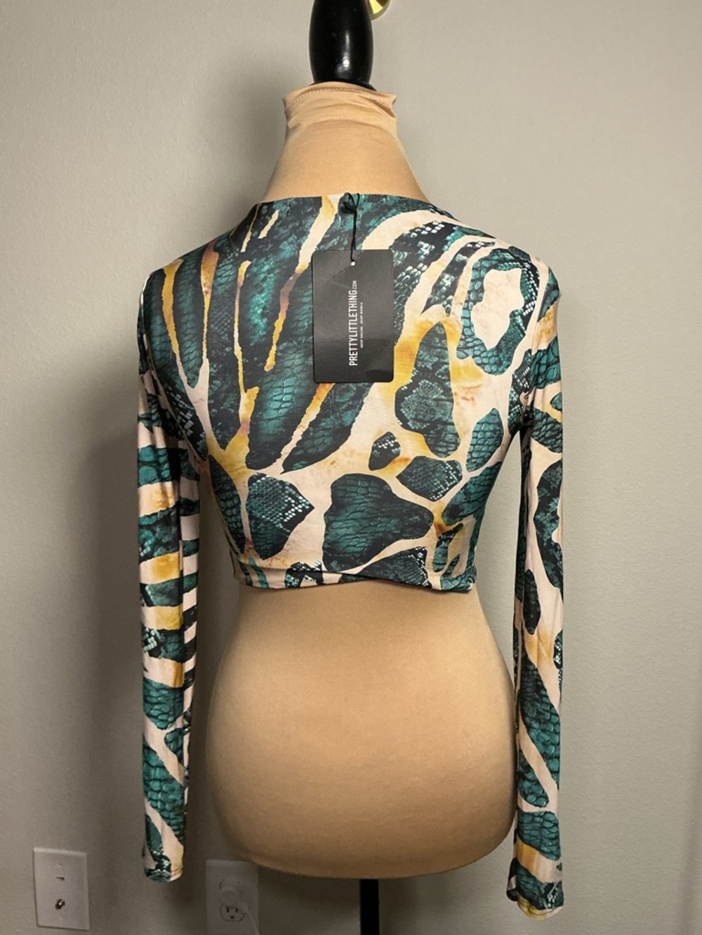 Twist-Front Keyhole Long-Sleeve Crop Top - Teal/Black Print - Picture 3 of 6